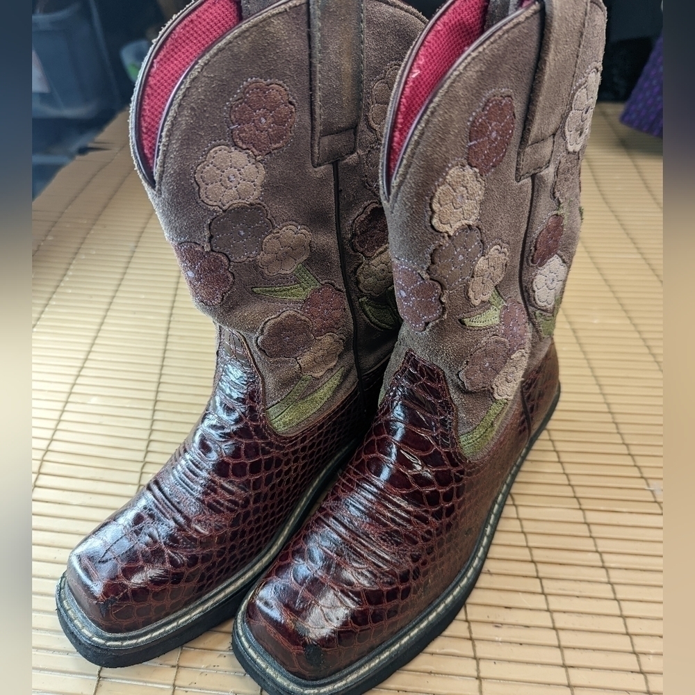 Ariat Alligator embossed Women’s  square toe black cherry leather boots size 5B